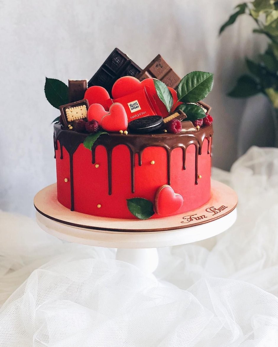 Красный торт на день рождения