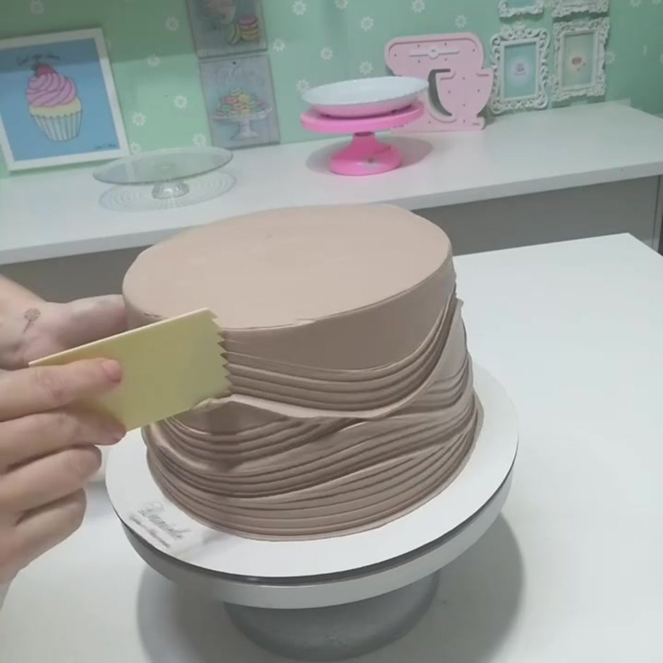 Украшение боков торта кремом