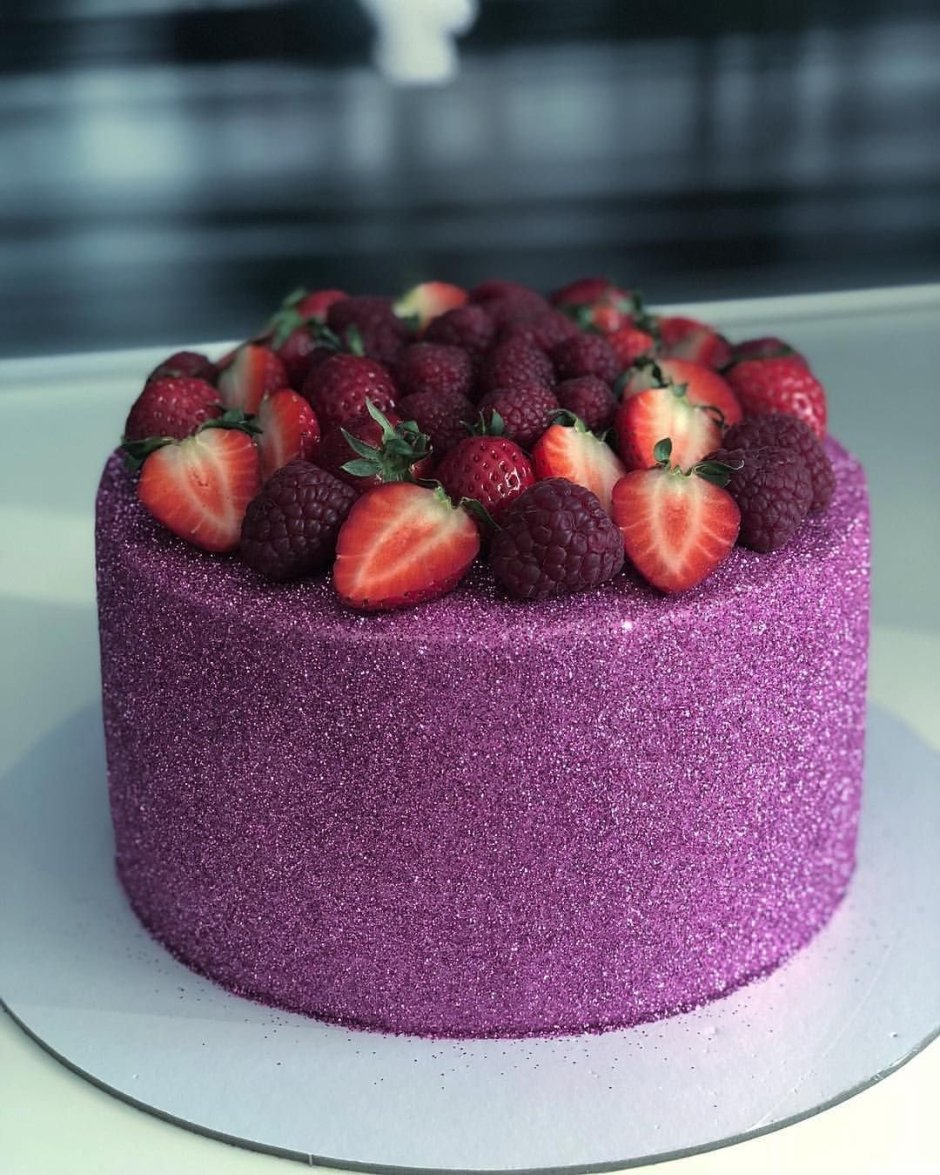 Велюровый торт с ягодами