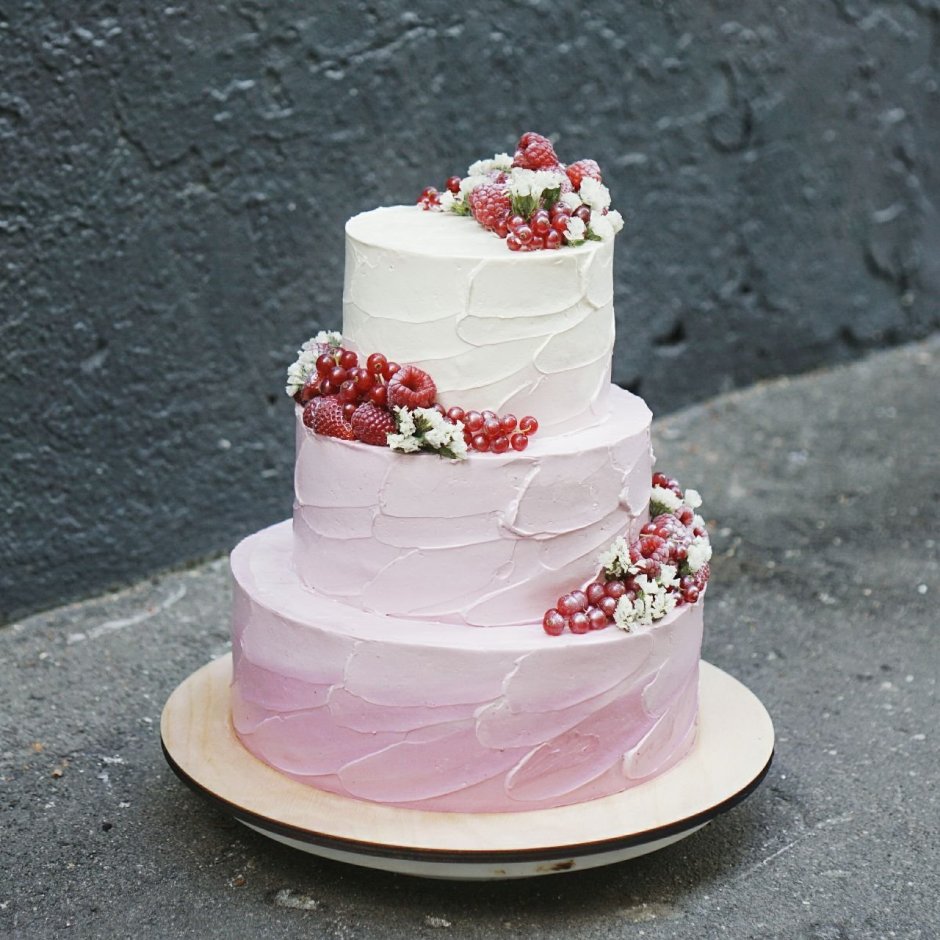 Белый свадебный торт с цветами