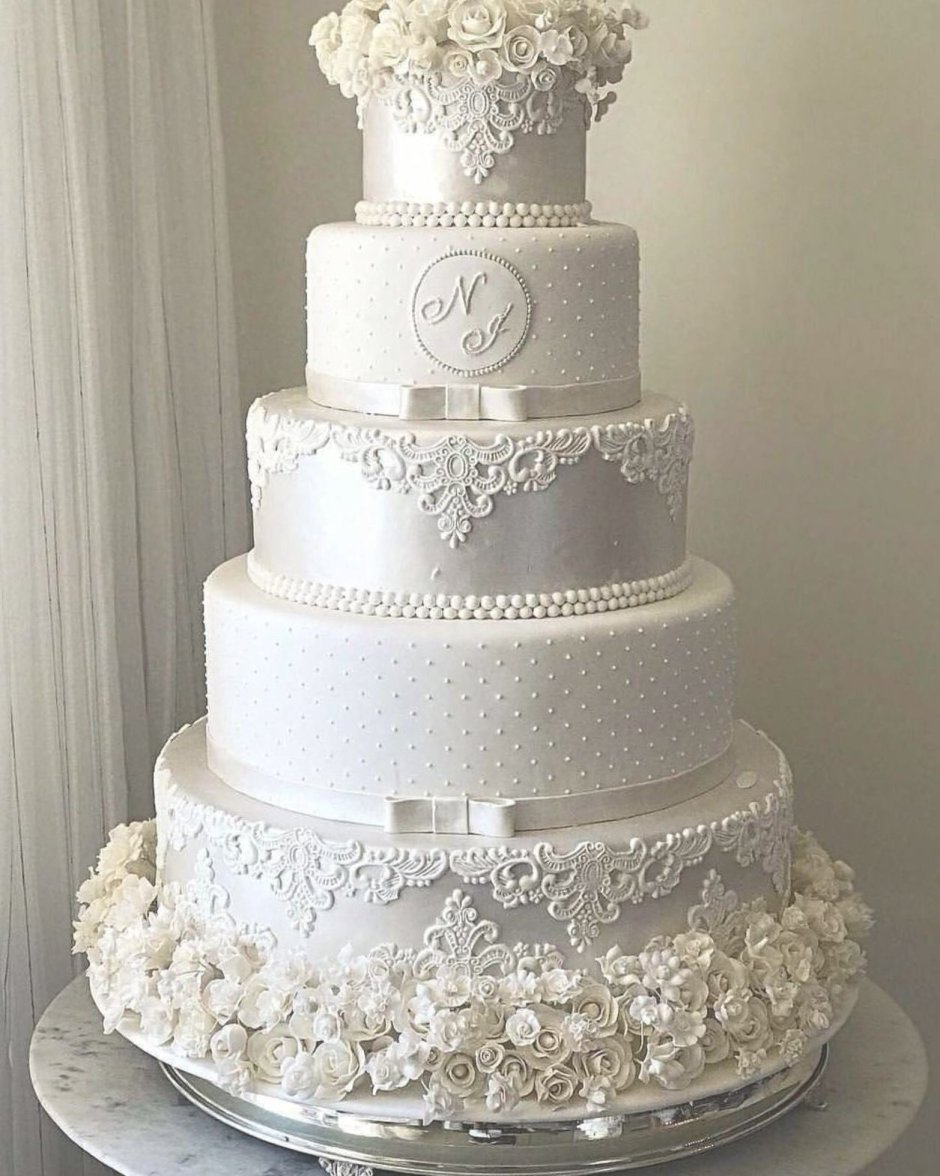 Белый глянцевый торт свадебный