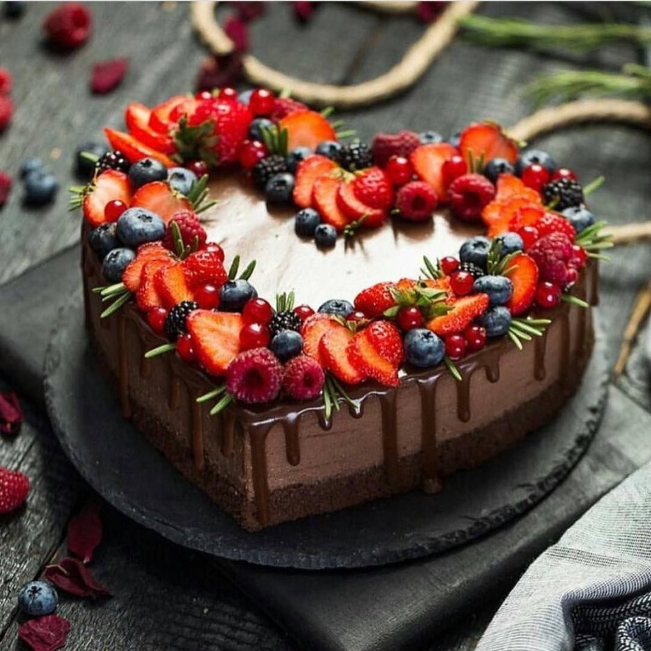 Торт с ягодами и сердечками