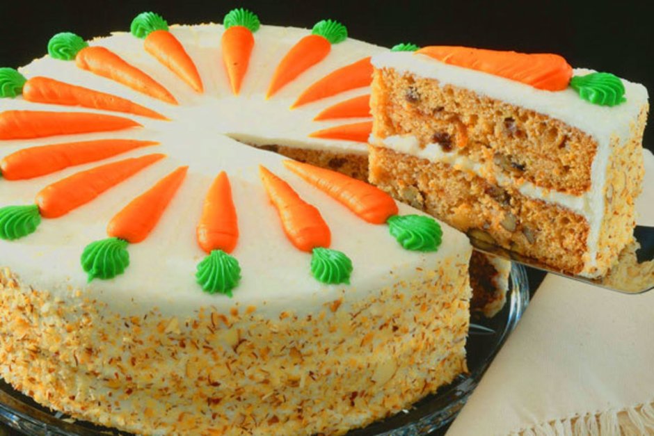 Разрез морковного торта с апельсиновым конфи