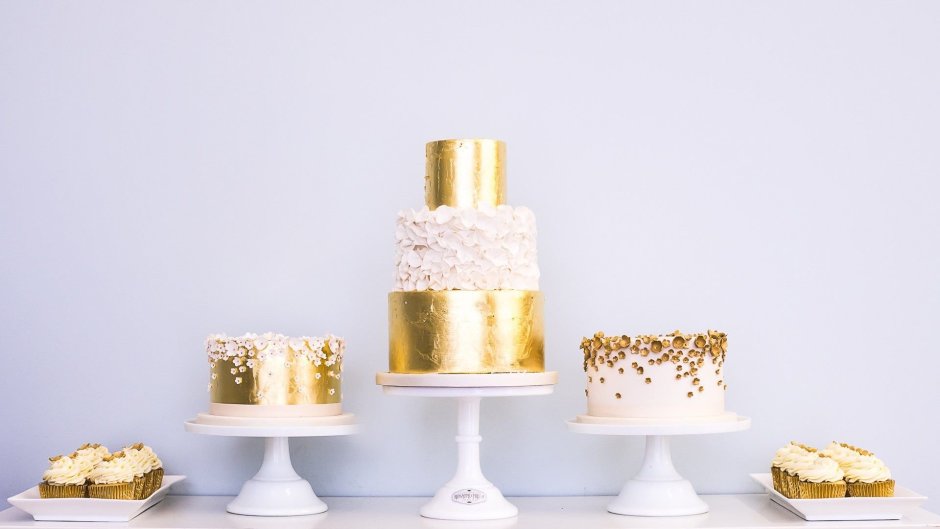 Торт белый с золотом