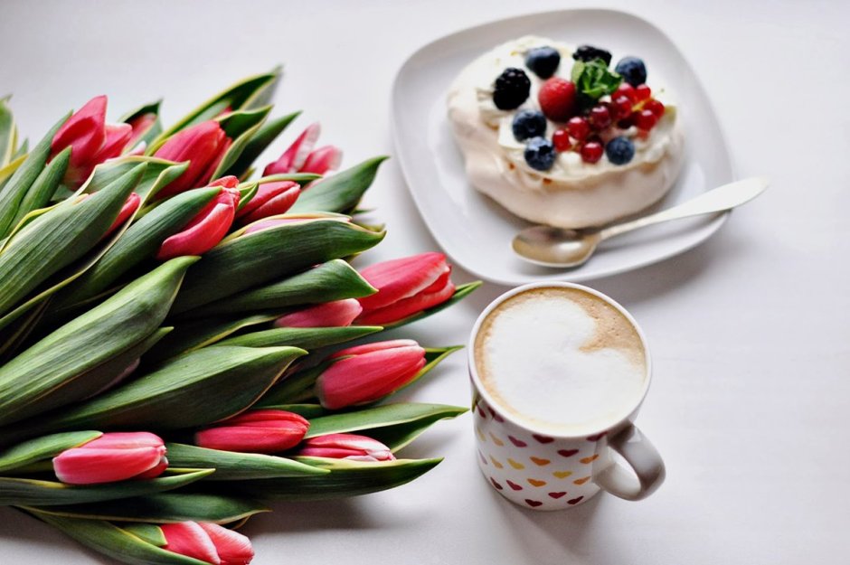 Завтрак с тюльпанами