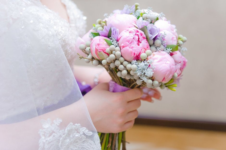 Лиловый свадебный букет невесты