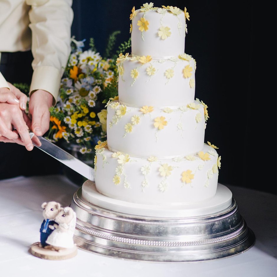 Свадебный торт порезанный