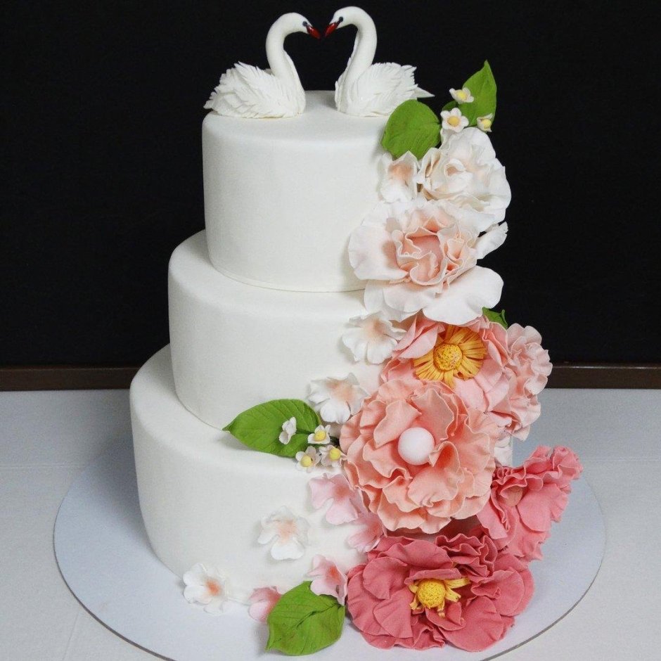 Свадебный торт на подставке кремовый