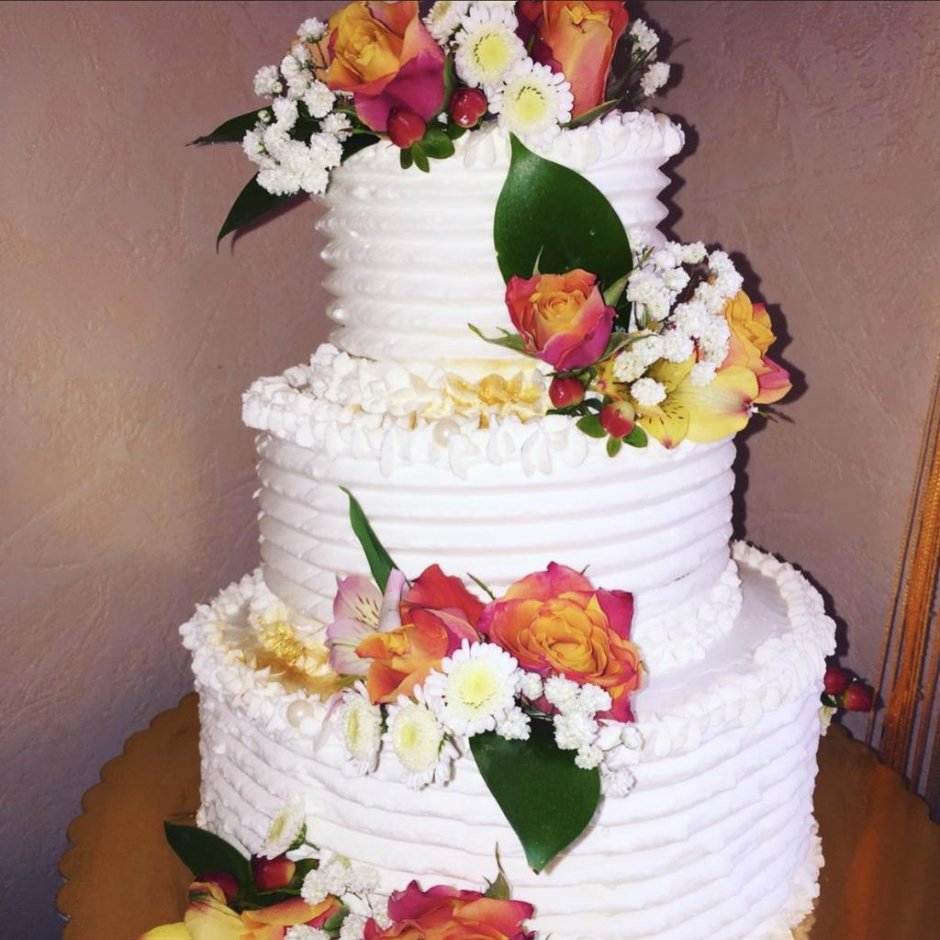 Свадебный торт трехъярусный белый с розовыми мазками