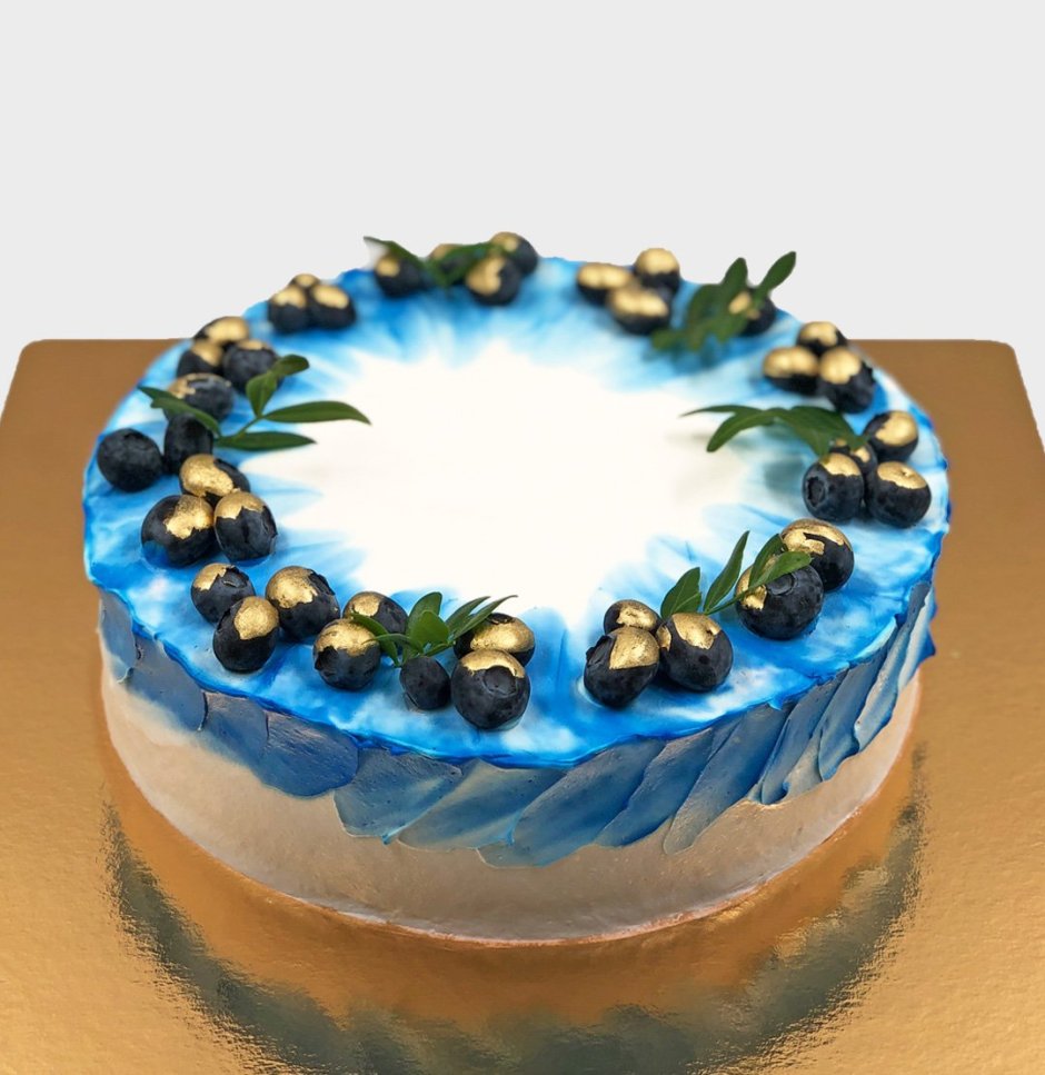 Квадратный торт украшенный голубикой