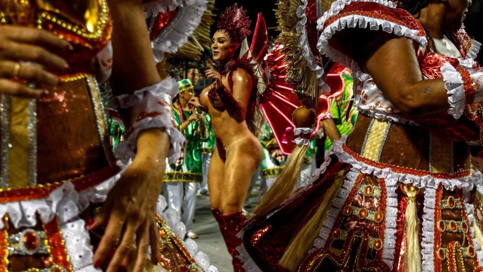 Самбодром Бразилия танцовщицы