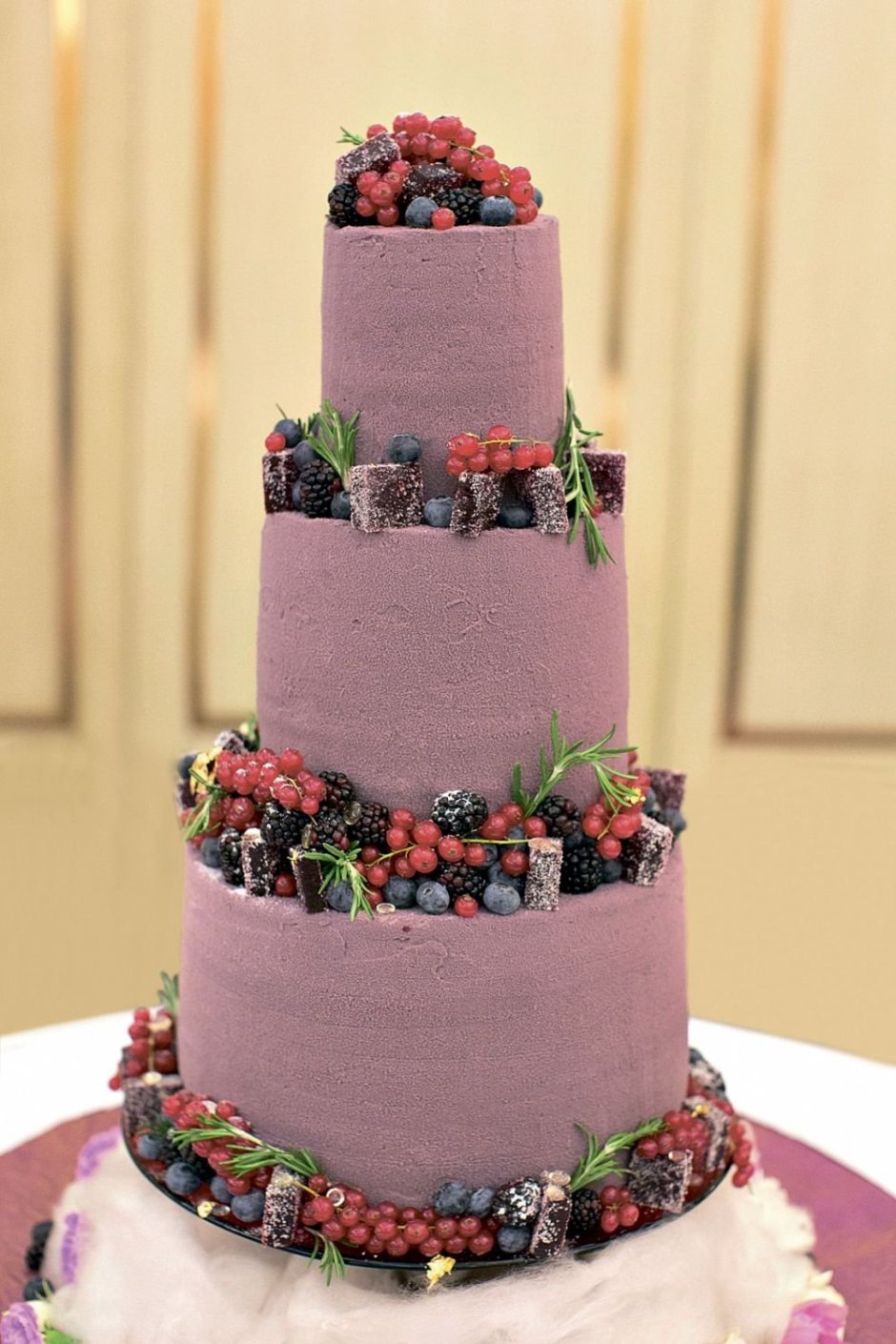 Торт розовый с ягодами многоярусный