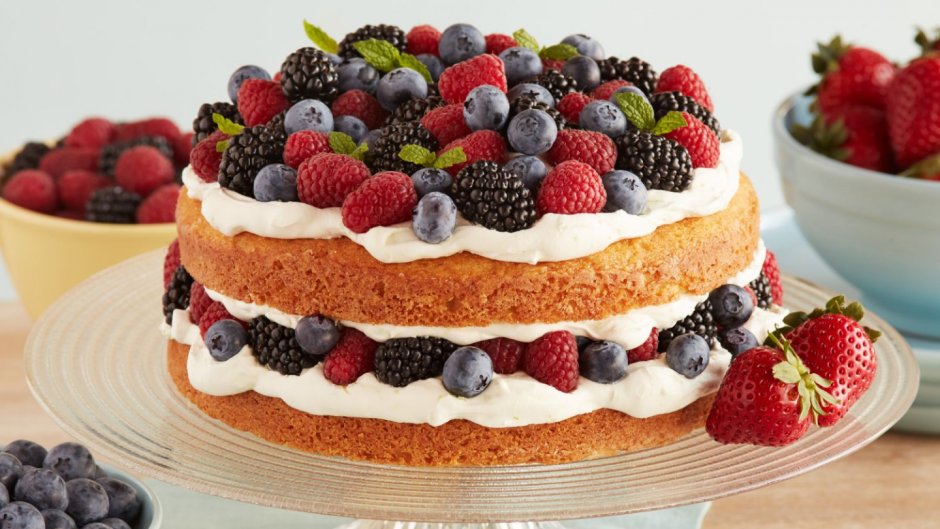 Бисквитный торт с ягодами