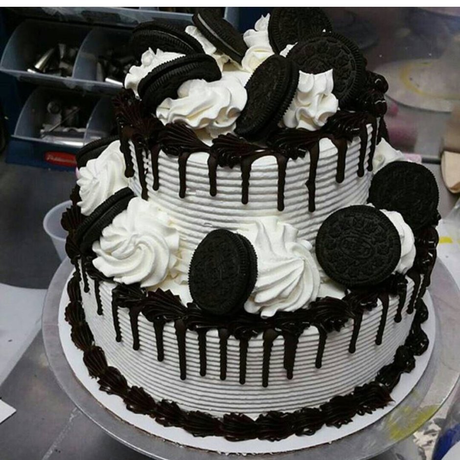 Торт на день рождения черный с золотом