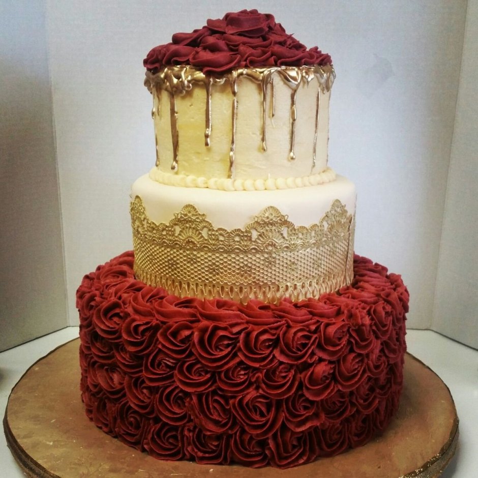 Шоколадный торт с белыми розами