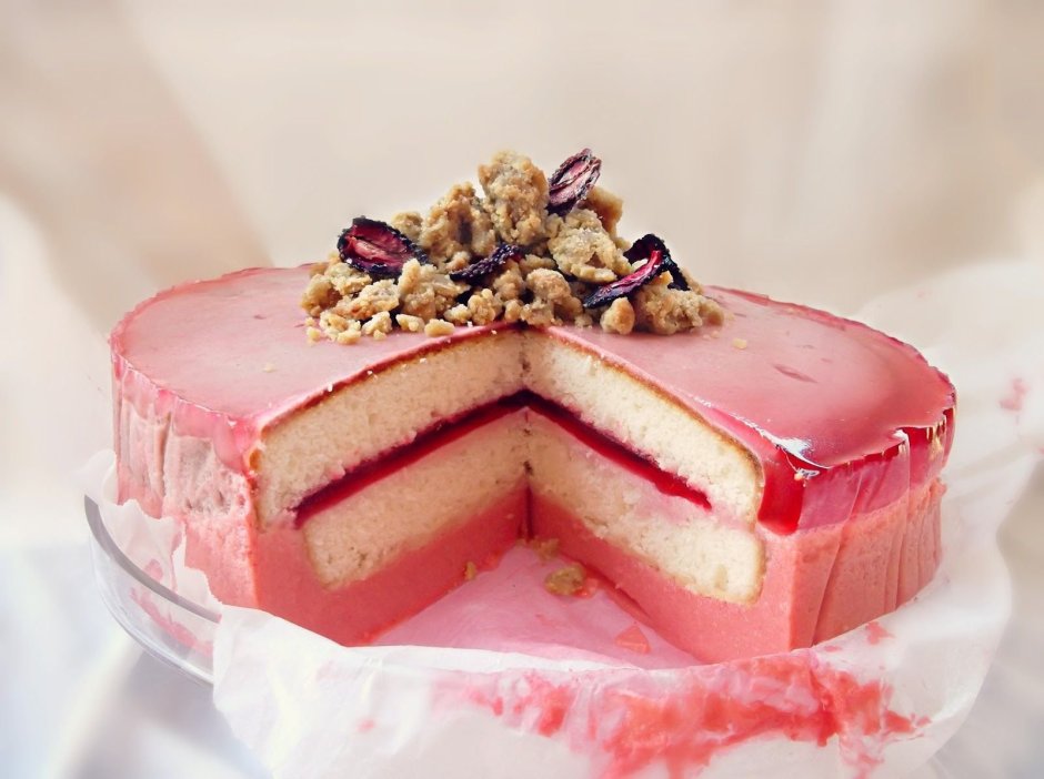 Торт с розовым бисквитом