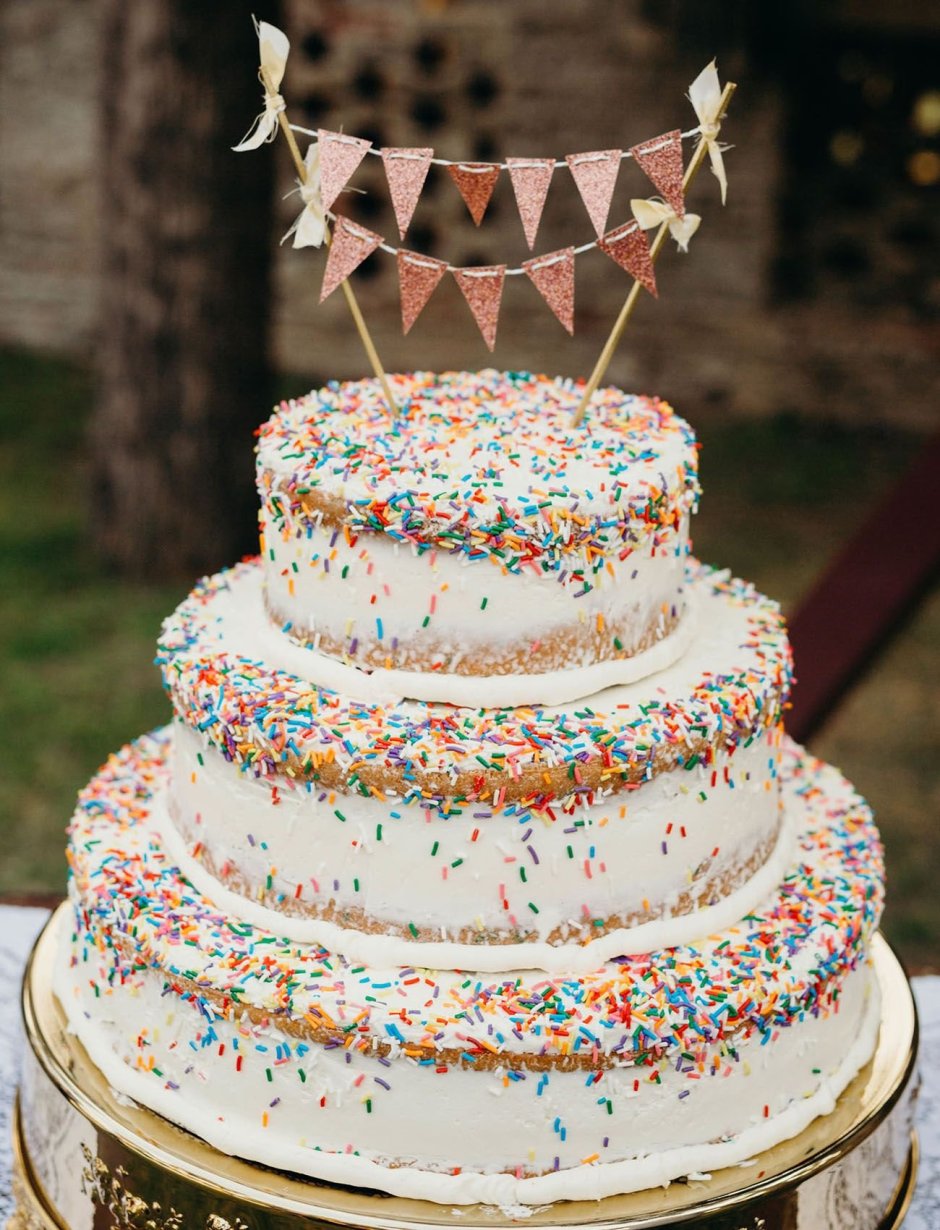 Свадебный торт с посыпкой