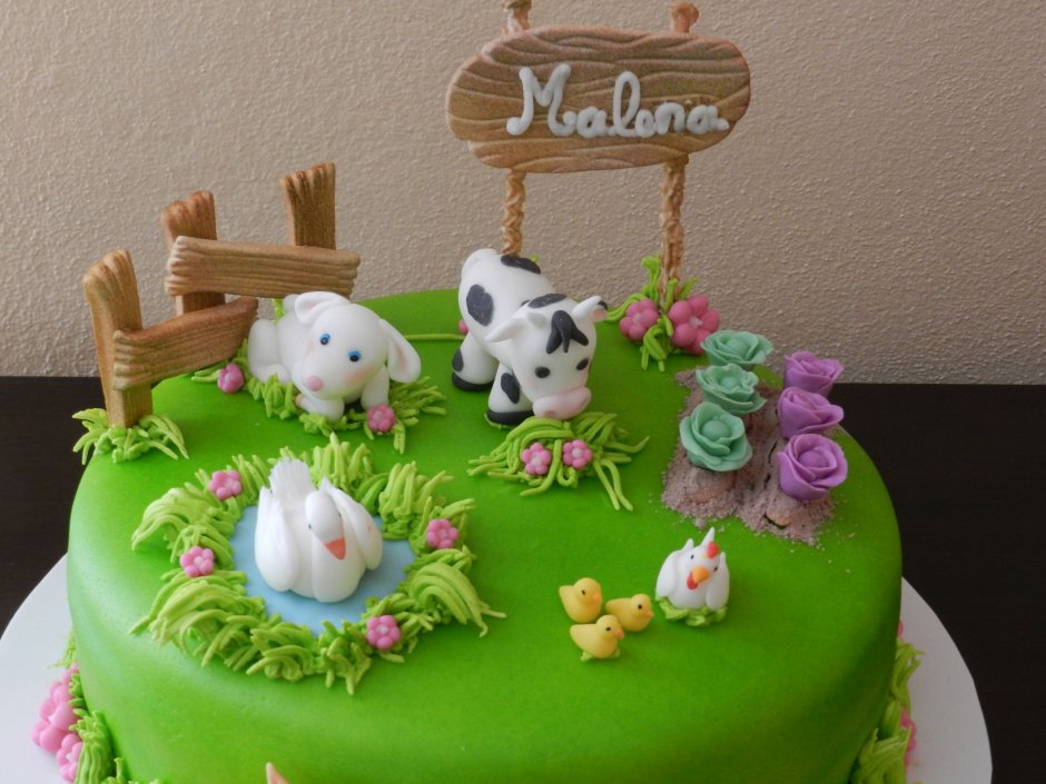 Торт с фигурками животных