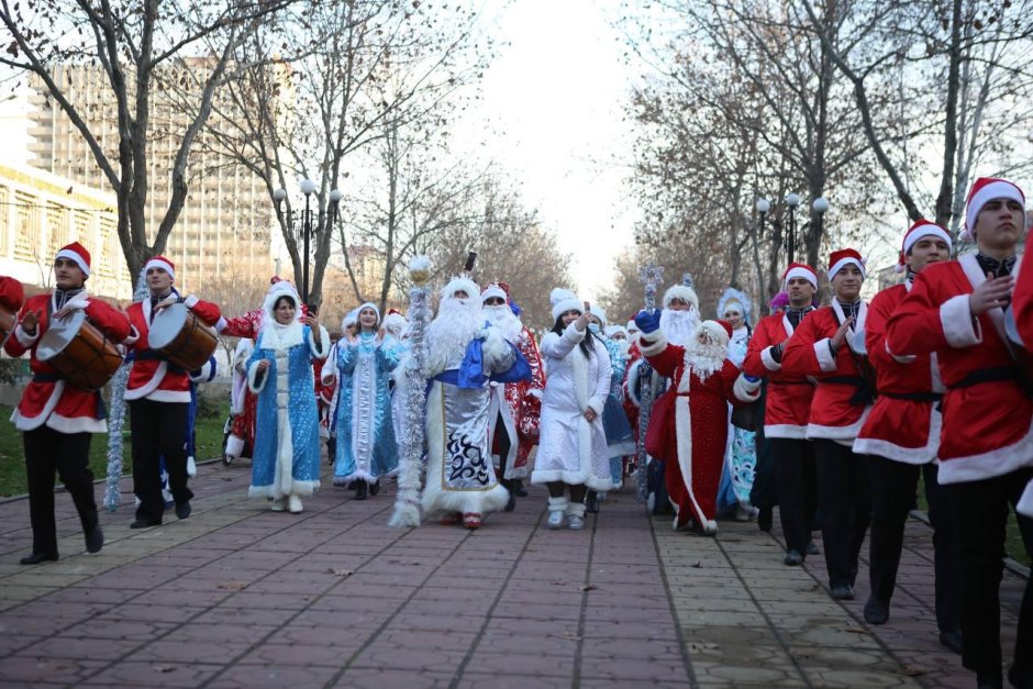 Парад дедов Морозов в Махачкале 2021