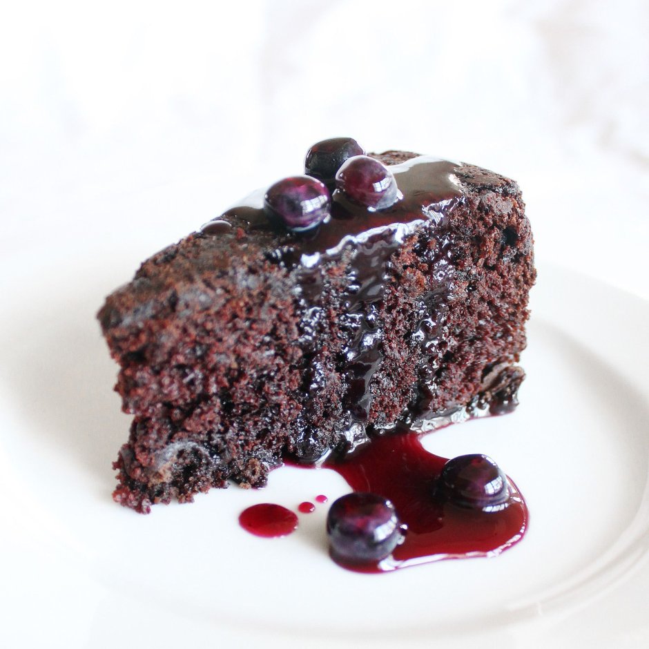 Шоколадный торт на черном фоне