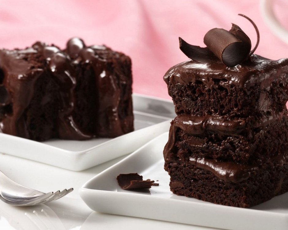 Шоколадный торт с черной смородиной