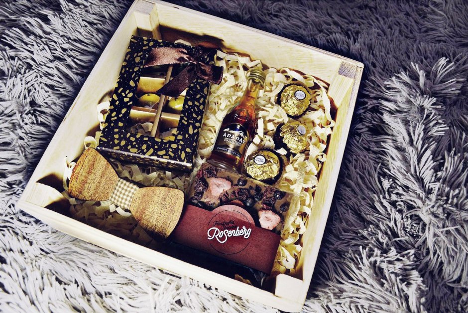 Подарочная коробка с кофе и сладостями