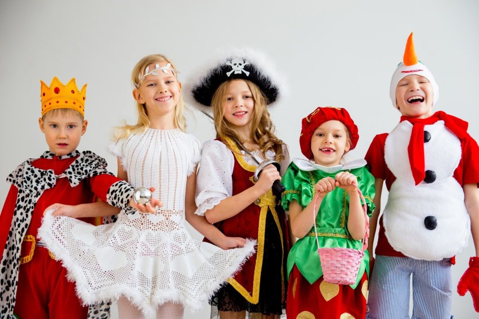 Дети в карнавальных костюмах на празднике