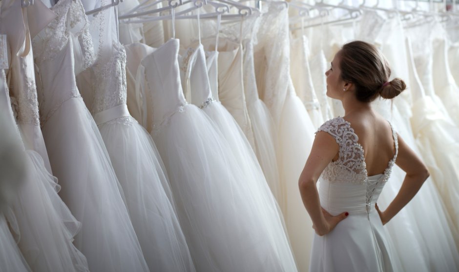 Девушка в свадебном платье в магазине