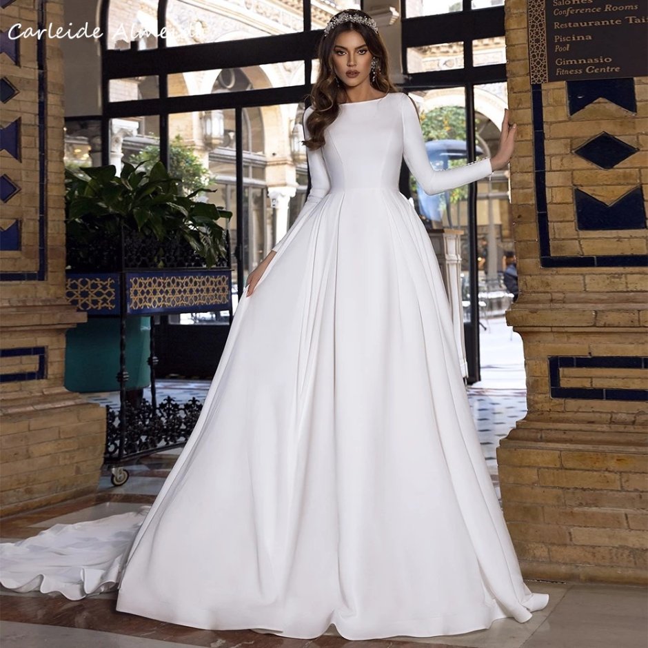 Атласное свадебное платье с рукавами