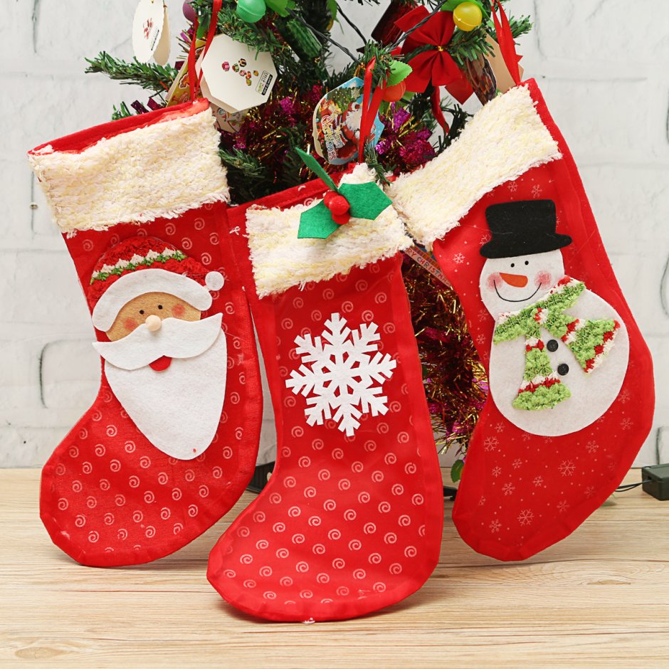 Новогодние красные носки для подарков