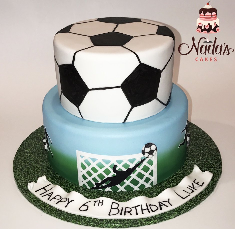 Двухъярусный торт в футбольном стиле
