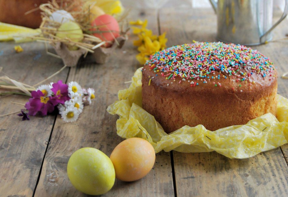 Кулич с пасхальными яйцами и безе