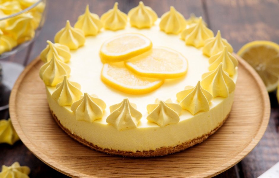 Лимонный чизкейк на белой тарелке