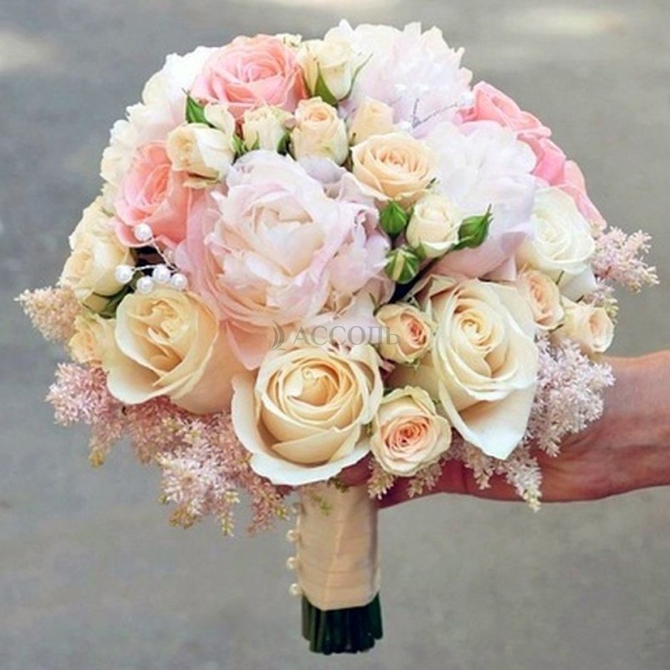 Букет невесты с пионами и кустовой розой