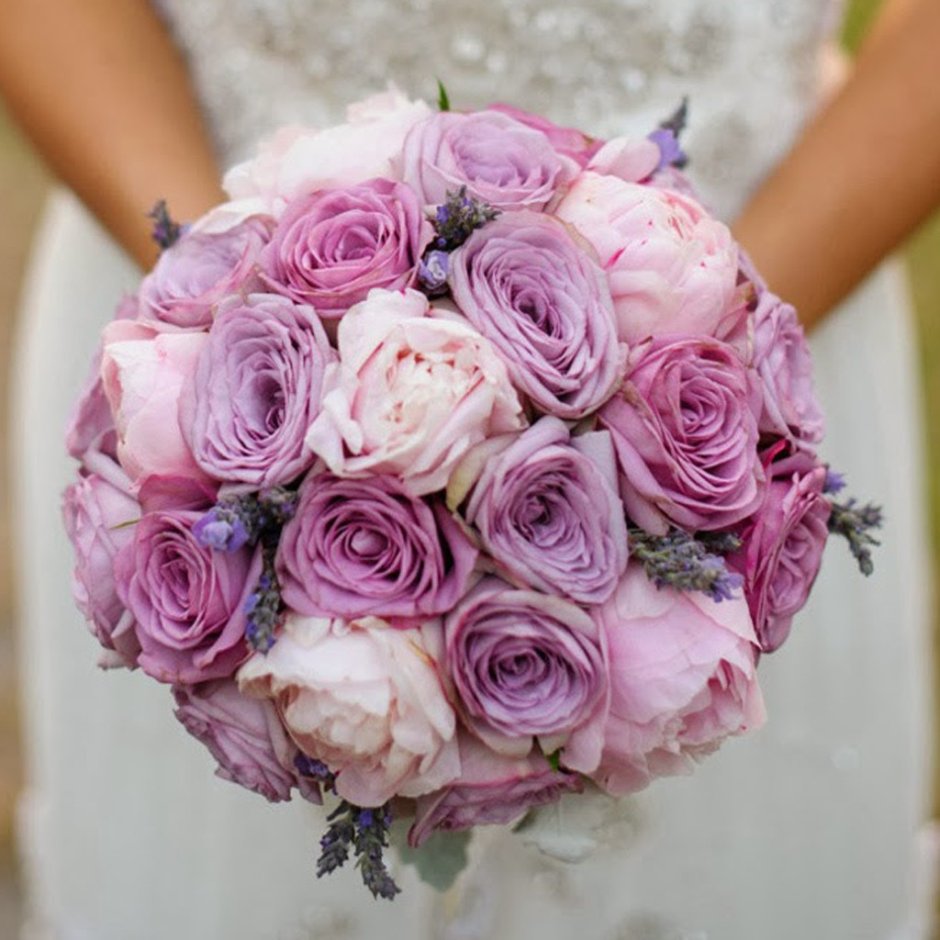 Свадебный букет из фиолетовых роз