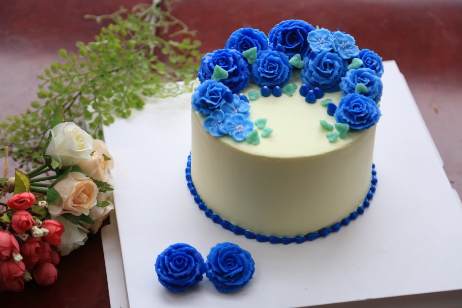 Голубые цветы на торте