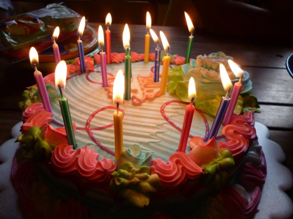 Огромный торт со свечками