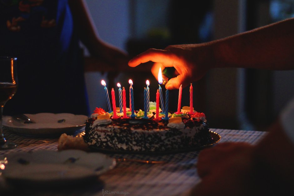 Торт со свечами в темноте