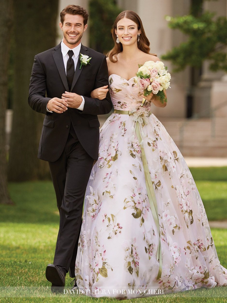Невесты в свадебных платьях с женихом