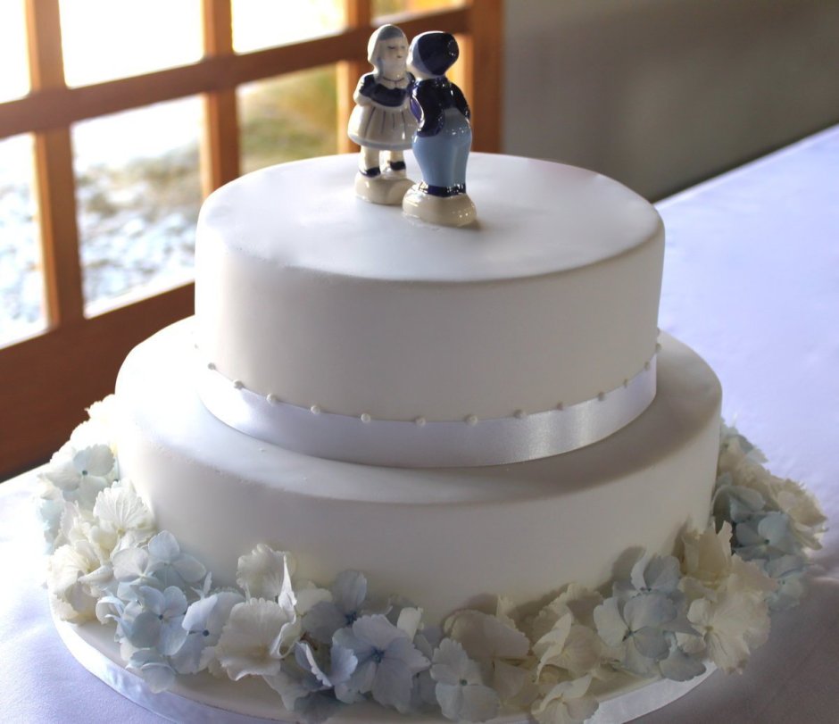 Свадебный торт 2 яруса белый