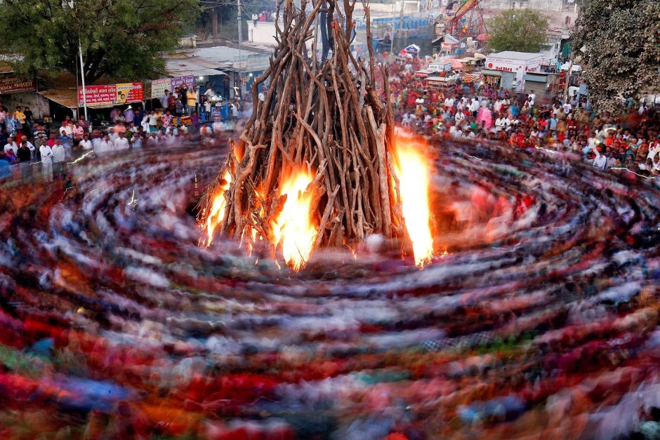 Фестиваль Холи в Индии костер