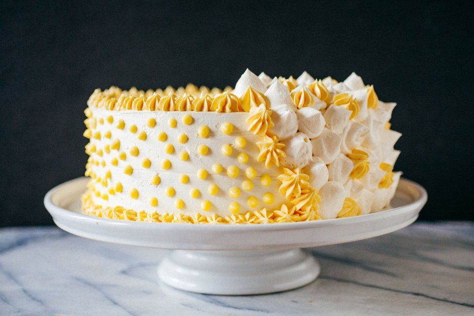 Красивый желтый торт