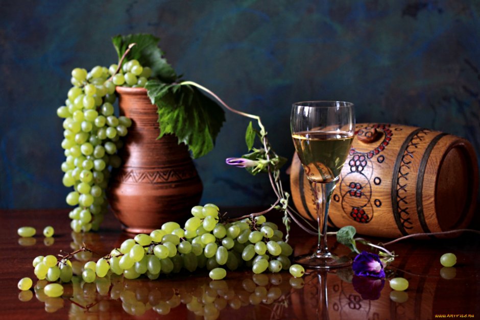Натюрморт с вином и виноградной лозой