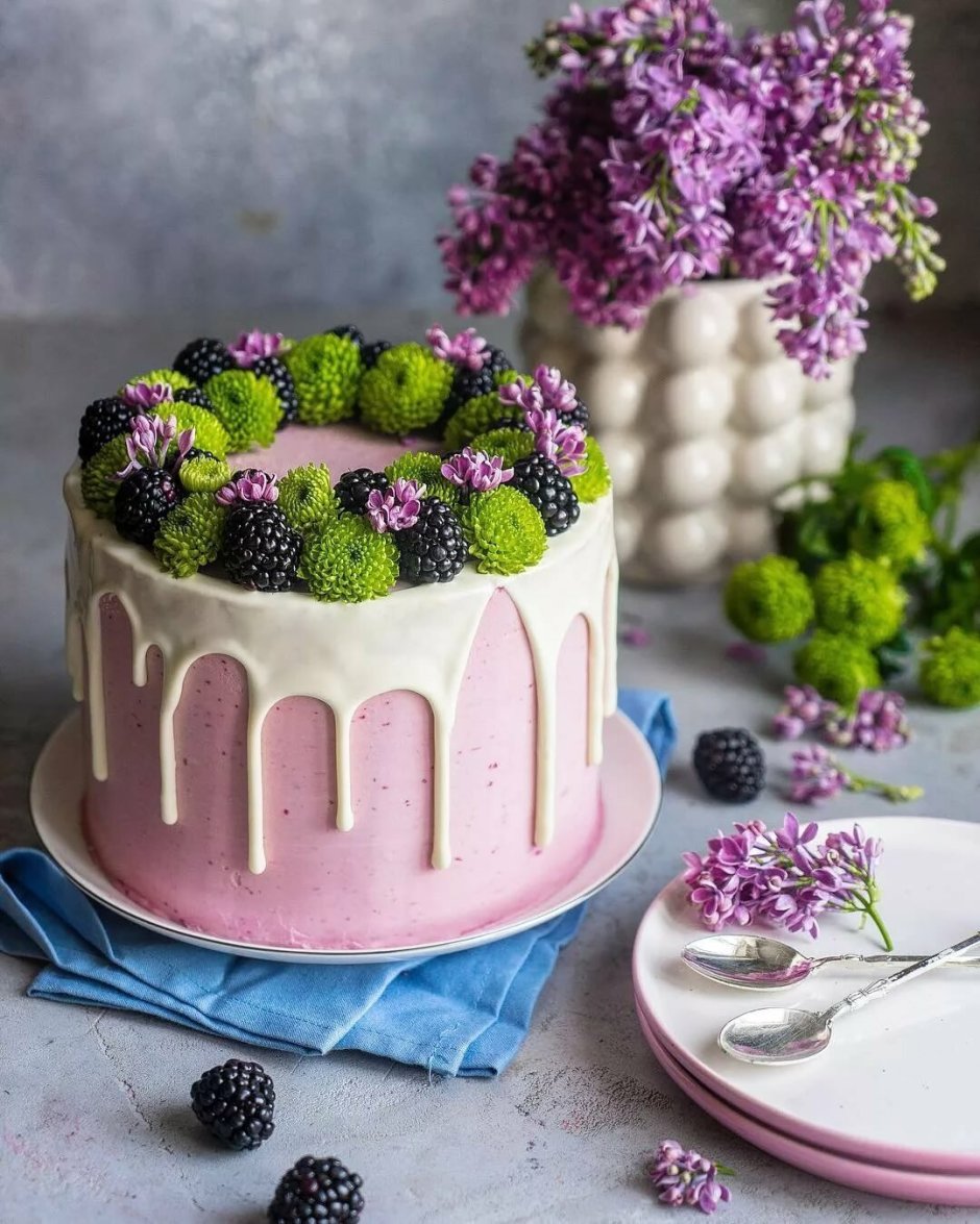 Торт с декором из ягод