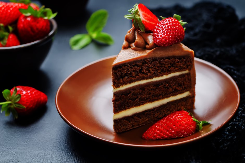 Кусок торта с клубникой