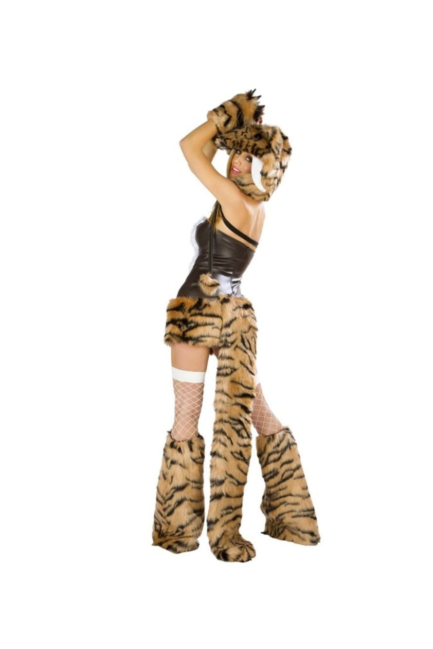 Девушка в костюме тигра