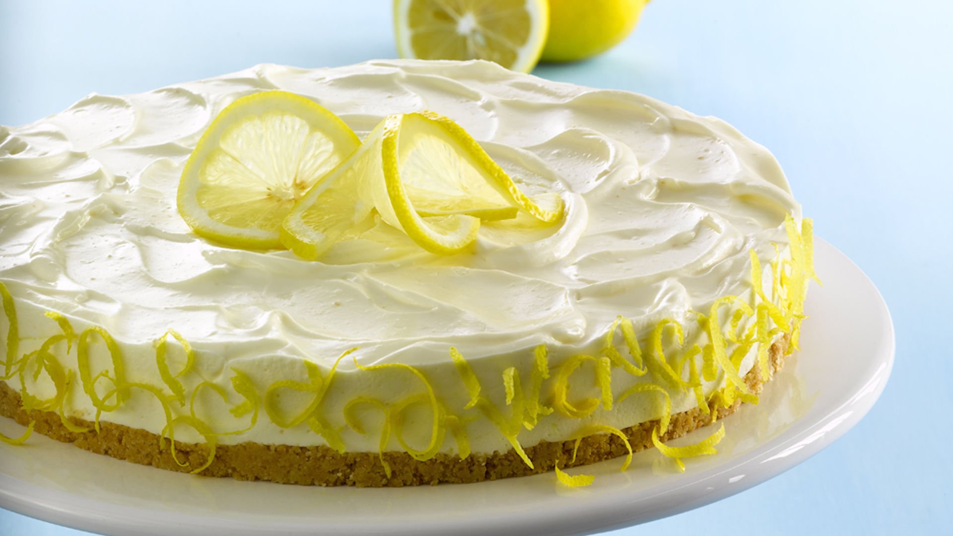 Крем из лимонов для тортов. Торт лимонная Малинка. Торт лимонный Хлебпром. Украшение торта лимоном. Украшение лимонного торта.