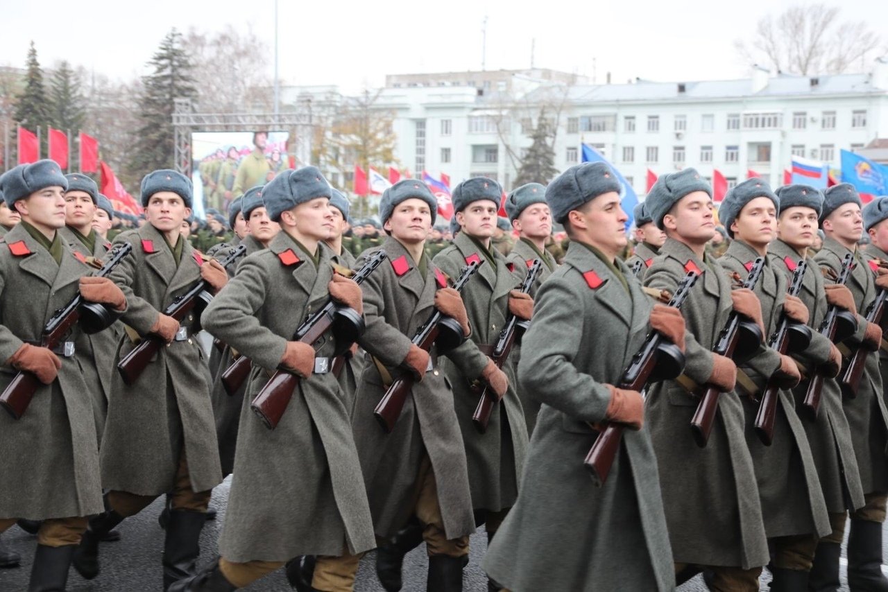 7 октября видео. Парад памяти Самара. Парад памяти в Куйбышеве 1941. Парад памяти 7 ноября 2022 Самара. Парад 7 ноября Самара 2019.