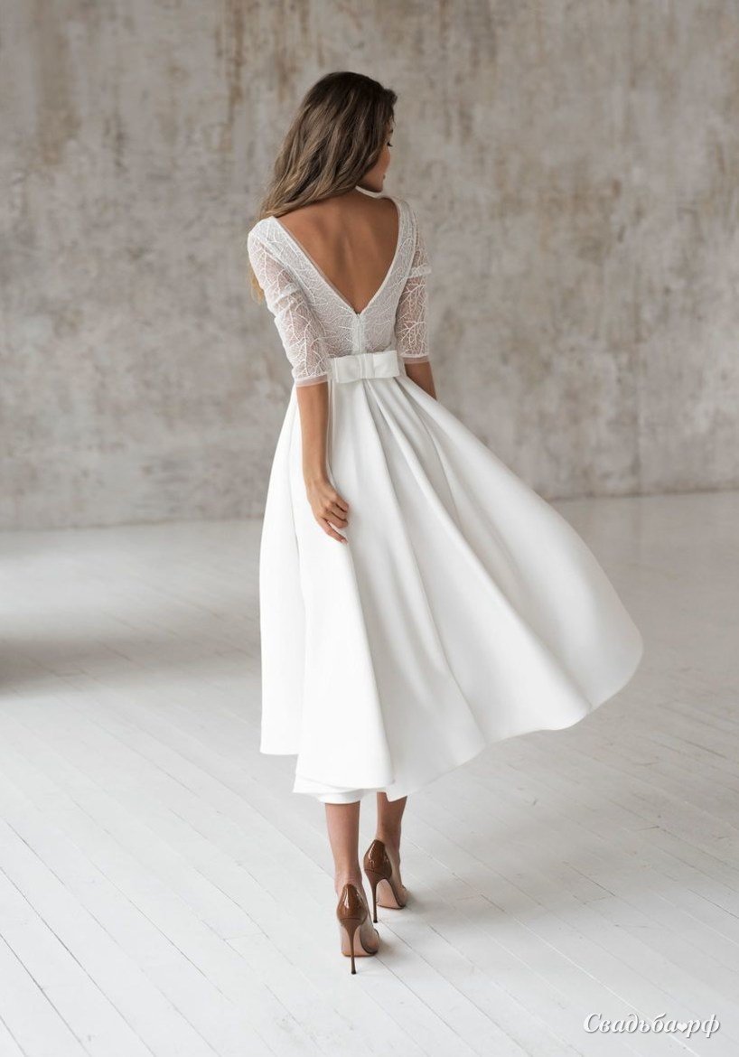 Невеста в кружевном платье