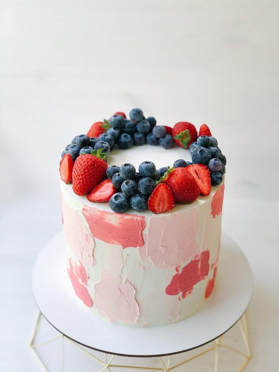 Торт с ягодным декором для девочки